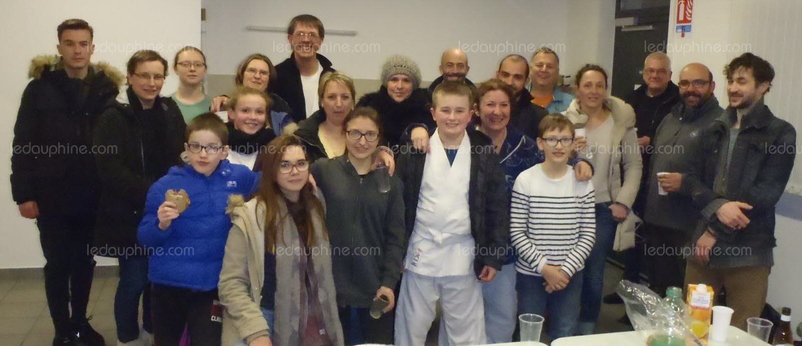 Les membres du club ont fete la fin de l annee autour d un gouter et du verre de l amitie enfants et adultes photo le dl d b 1515083708